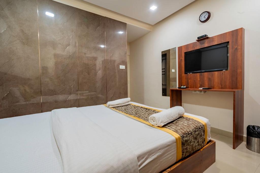 Postel nebo postele na pokoji v ubytování Prime Palace Hotel - MG Road
