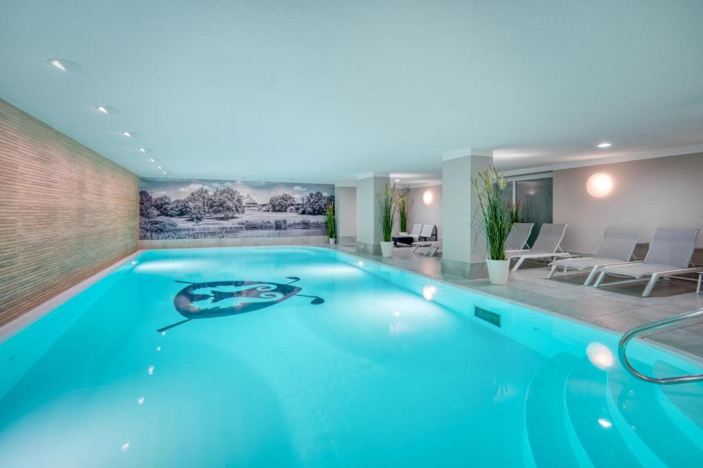 Bazén v ubytování Strandgrün Golf- & Spa Resort nebo v jeho okolí