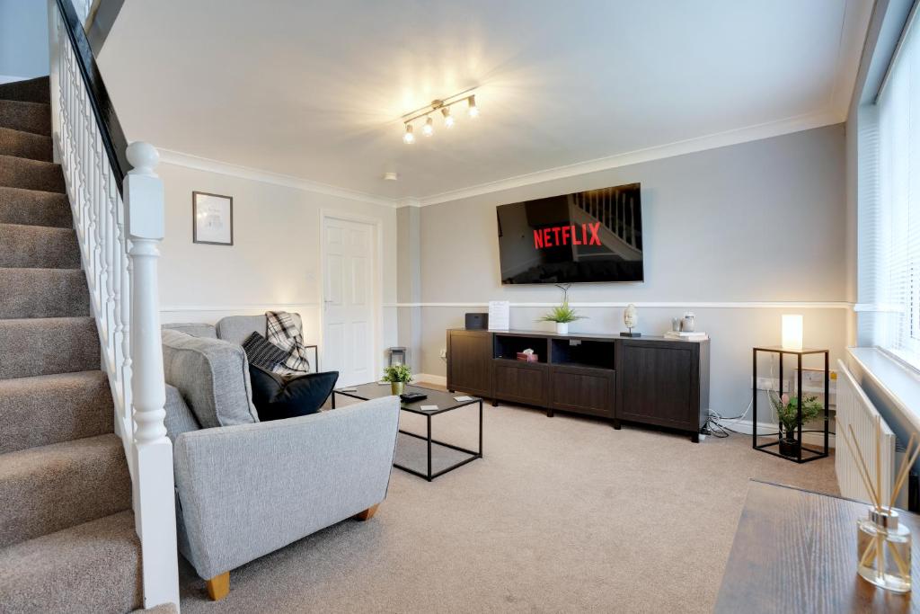 sala de estar con escalera y TV en Cosyhome ideal for professionals, en Barrow upon Humber