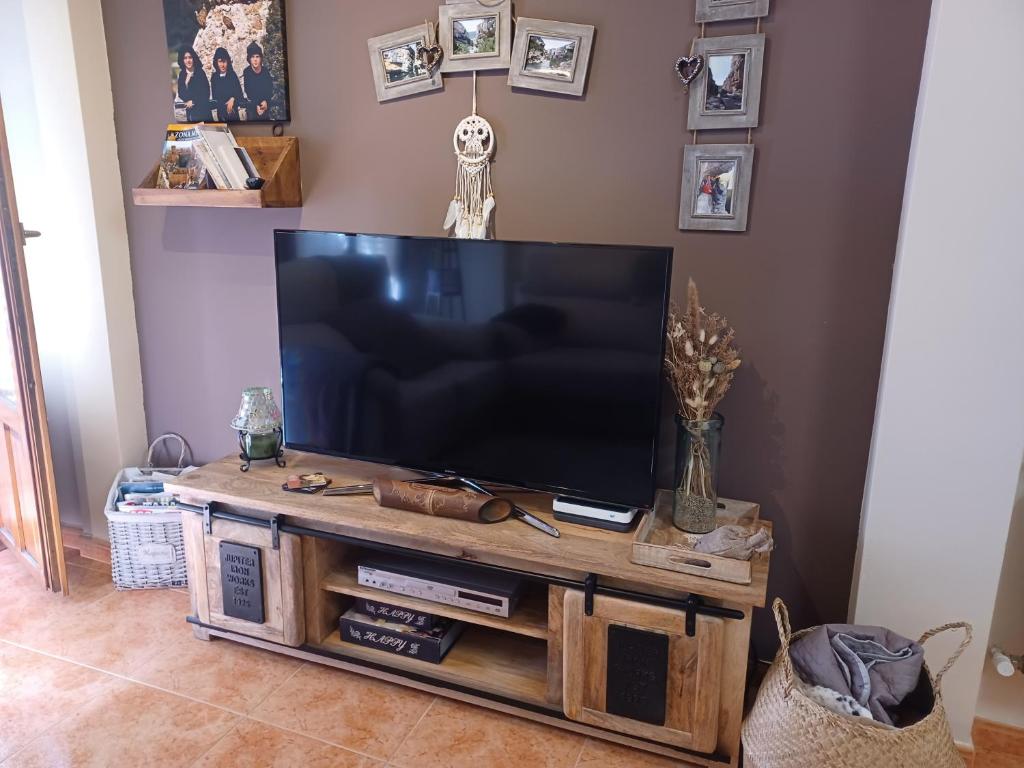 Telewizja i/lub zestaw kina domowego w obiekcie La casa del gatico