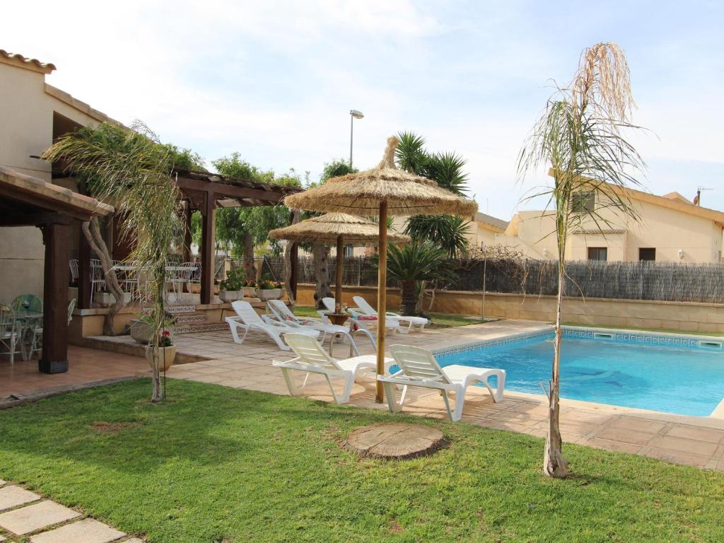 Bazén v ubytovaní Casa con Piscina Privada, Cerca del Mar, WiFi Gratis, Aire Opcional, Mascotas y Playa para Perros - ES-184-10 alebo v jeho blízkosti