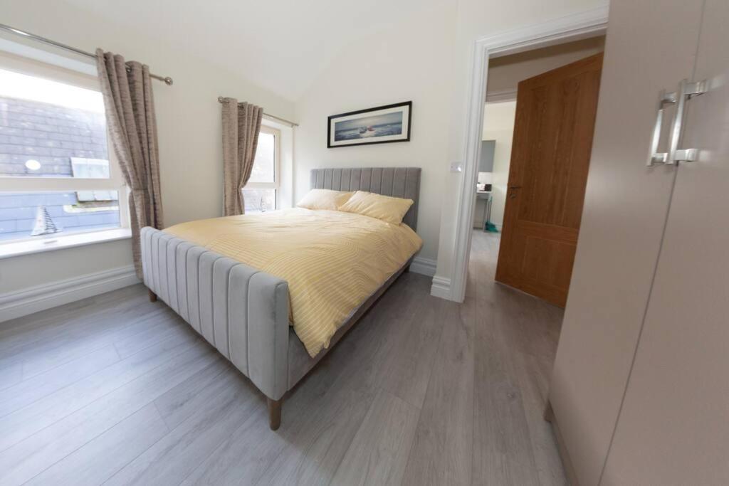 - une chambre avec un lit et une fenêtre dans l'établissement Unit 3 Modern Self Contained Apartment, à Cobh