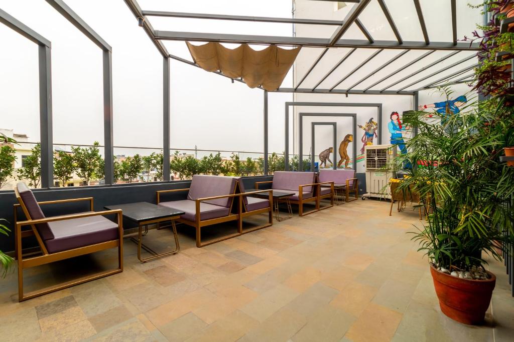 Rõdu või terrass majutusasutuses Treebo Trend Natraj Jaipur