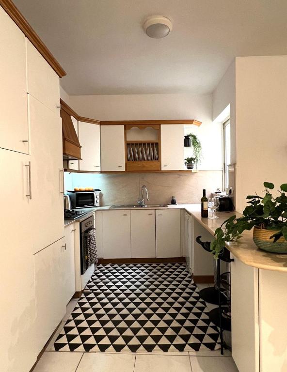 Kuchyň nebo kuchyňský kout v ubytování Top location Sliema stylish rooms