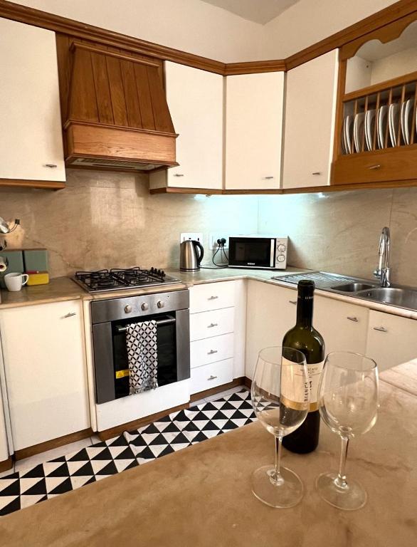 Kuchyň nebo kuchyňský kout v ubytování Top location Sliema stylish rooms