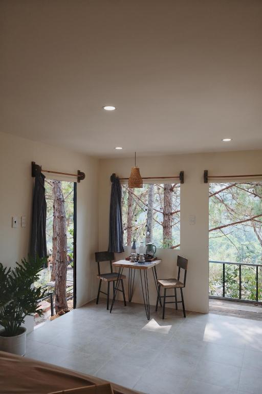 Nhà Đậu Homestay Măng Đen - Tweepersoonskamer Met Uitzicht Op De Bergen