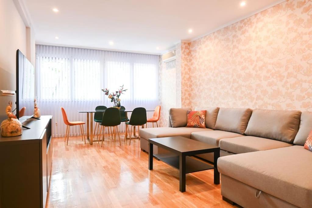 - un salon avec un canapé et une table dans l'établissement For You Rentals Apartamento Espacioso de Tres Dormitorios en Madrid ORE51, à Madrid