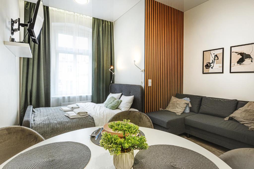 - un salon avec un canapé et une table dans l'établissement Wyjątkowe apartamenty w Centrum, à Wrocław