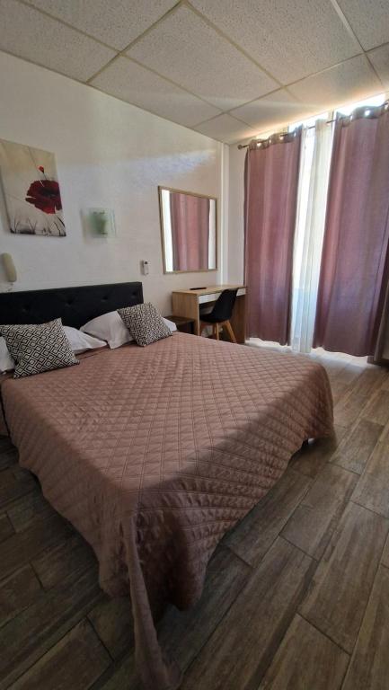 Кровать или кровати в номере Hôtel du Nord