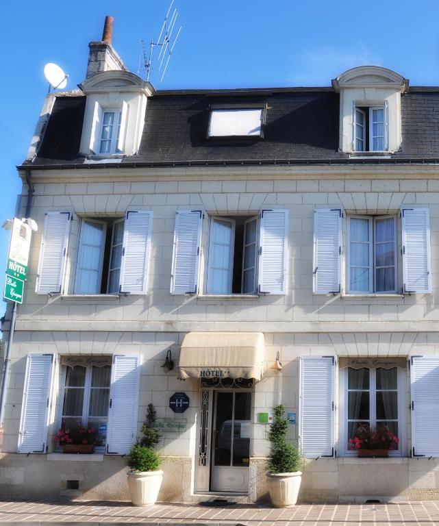 un edificio blanco con persianas blancas. en Belle Epoque, en Chinon