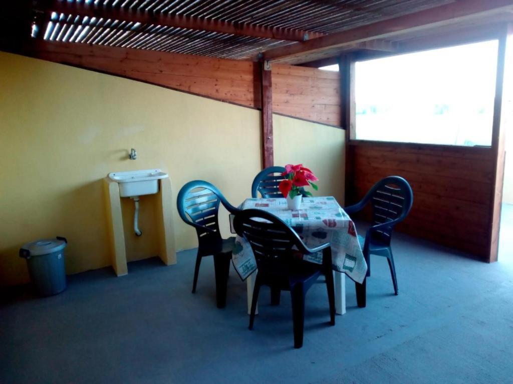 een eetkamer met een tafel en stoelen en een wastafel bij Mission Relax 1 in Lampedusa
