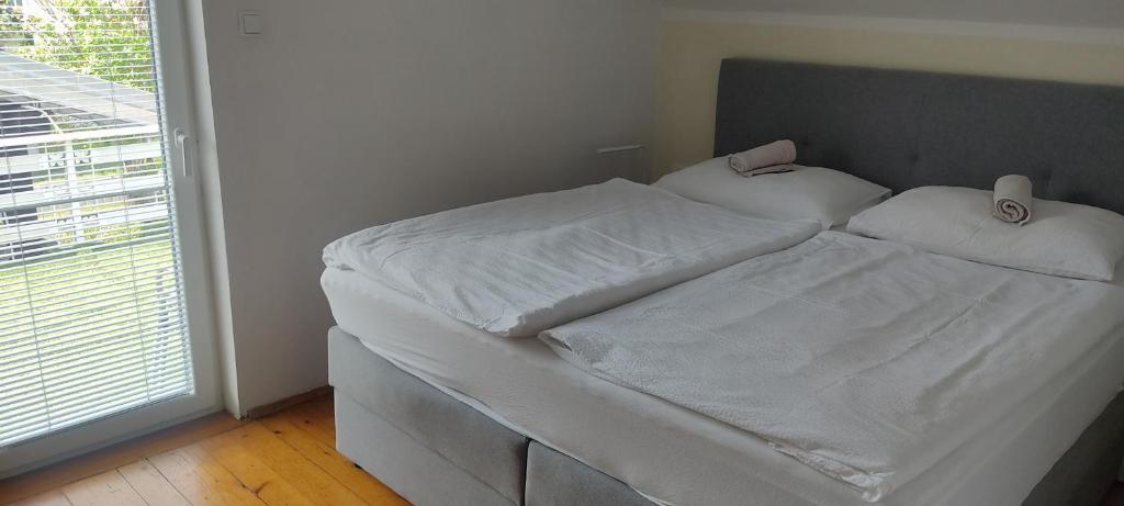 Postel nebo postele na pokoji v ubytování Hacienda Bled Rooms