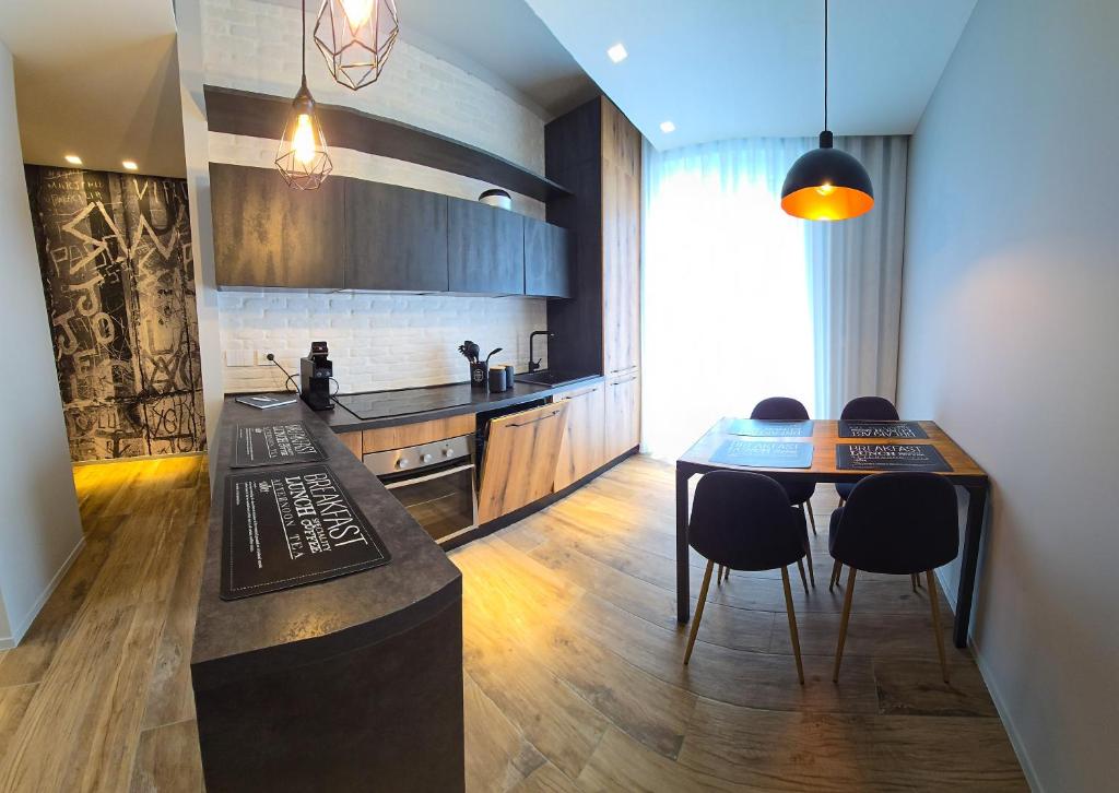una cucina con tavolo e sedie in una stanza di Case Vacanze 106 Maison De Charme a Giovinazzo