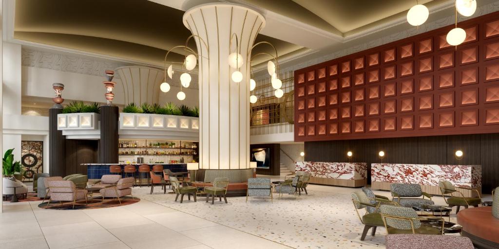 um lobby de um hotel com cadeiras e mesas em Paris Marriott Rive Gauche Hotel & Conference Center em Paris