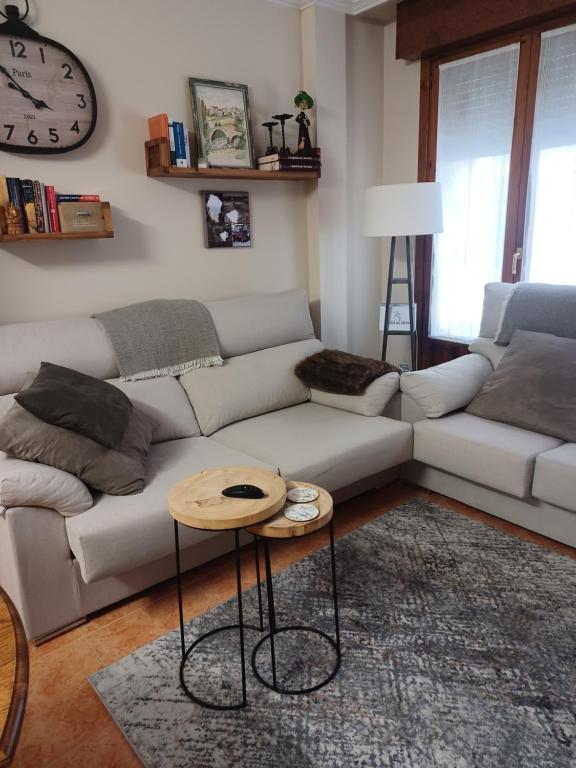 salon z kanapą i stołem w obiekcie La casa del gatico w mieście Lumbier