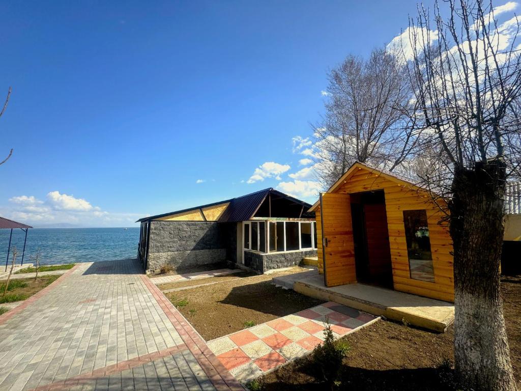a small cabin with a view of the ocean at Anabella Sevan - Коттеджи рядом с озером Севан (Sevanavanq) in Sevan