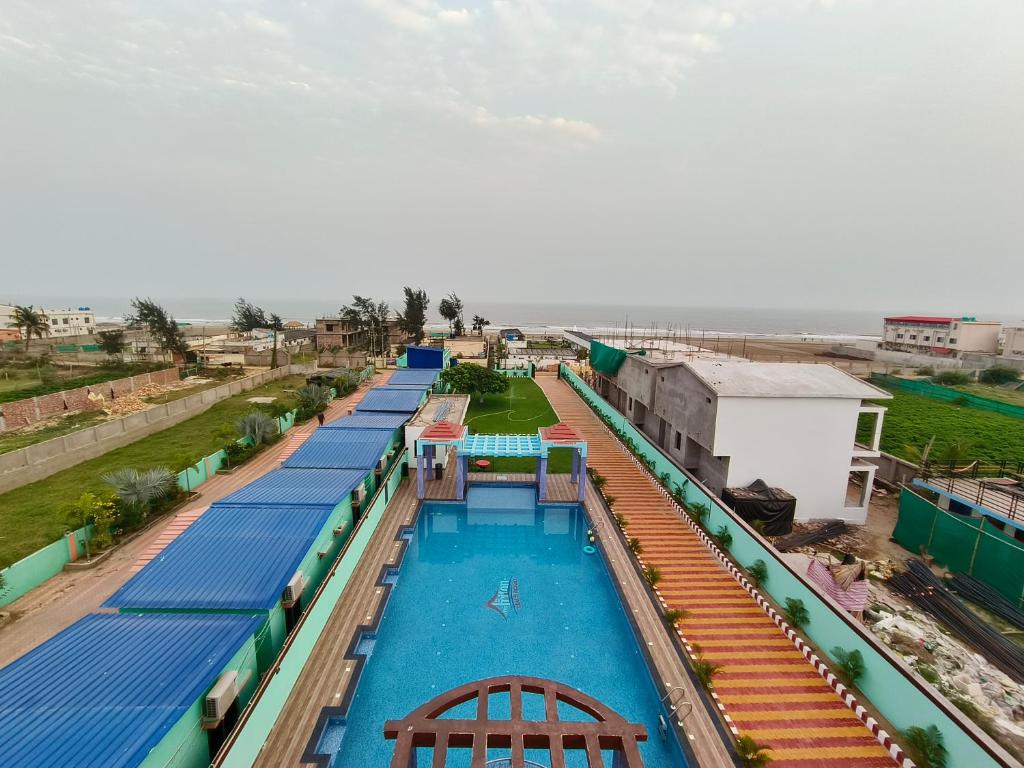 Bazén v ubytování The Triton Beach Resort nebo v jeho okolí