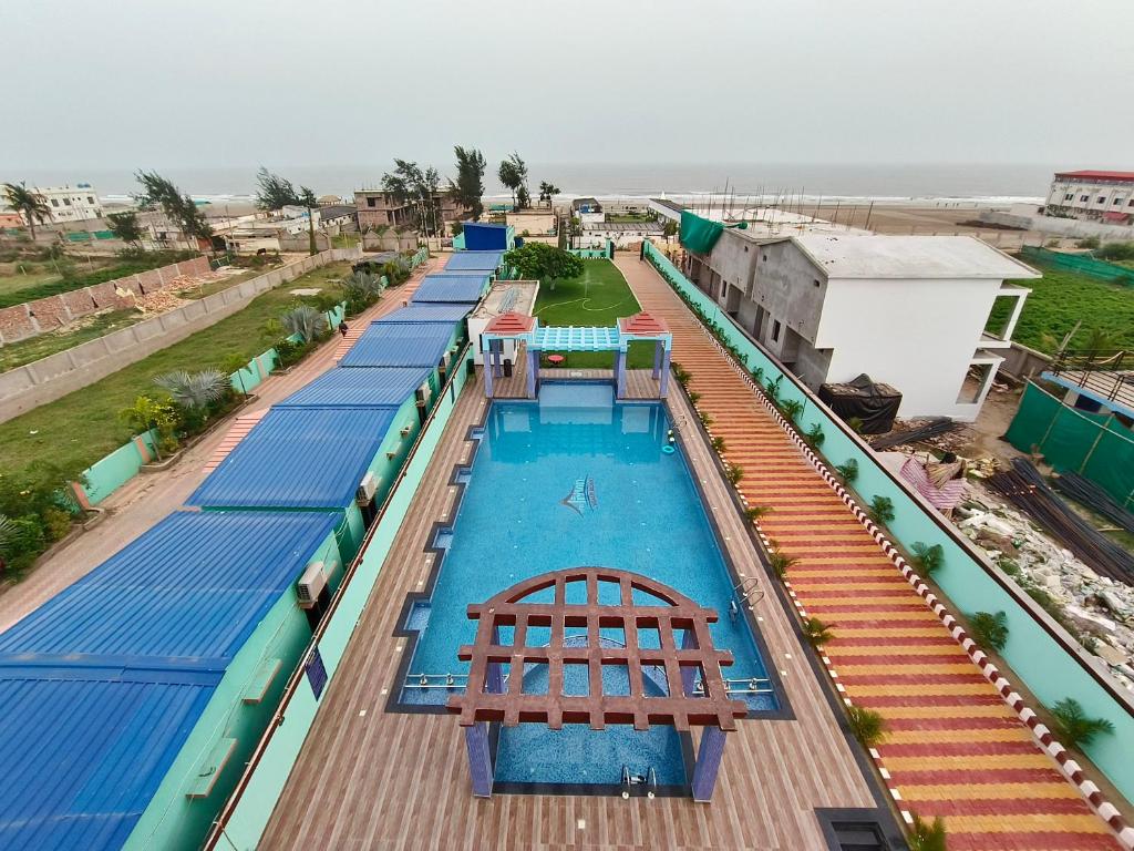 Bazén v ubytování The Triton Beach Resort nebo v jeho okolí