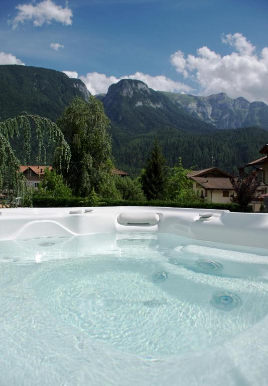 Nespecifikovaný výhled na hory nebo výhled na hory při pohledu z hotelu