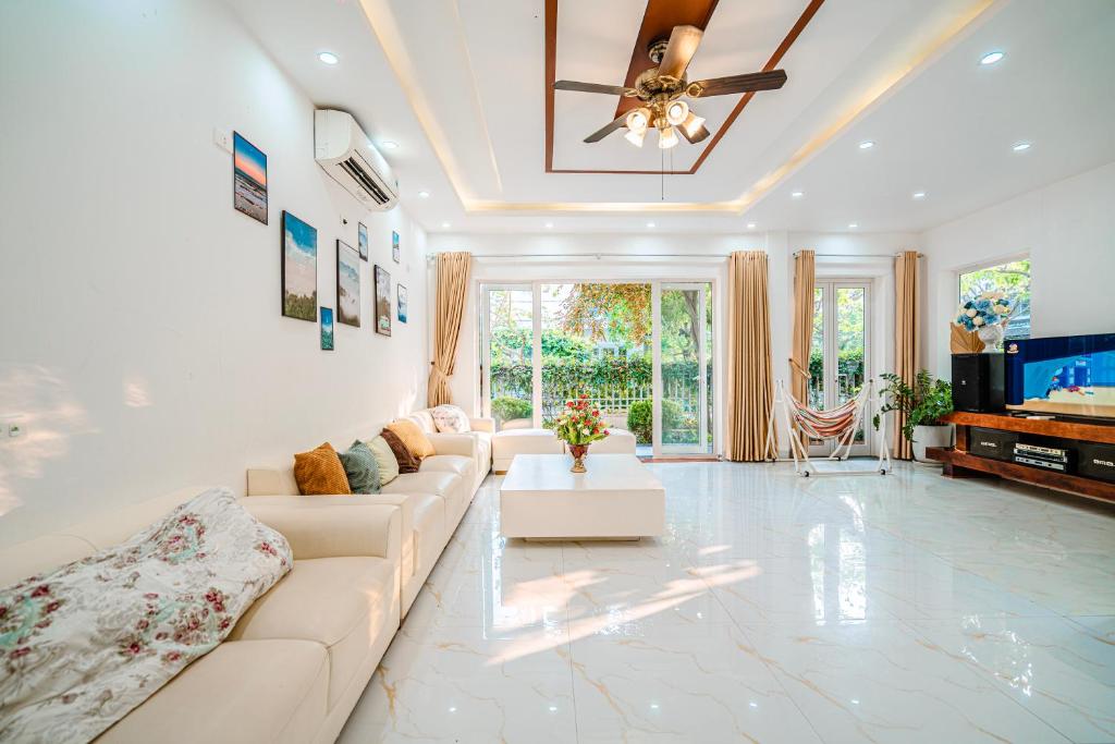 岑山的住宿－Villa FLC Sầm Sơn SH20，带沙发和电视的客厅