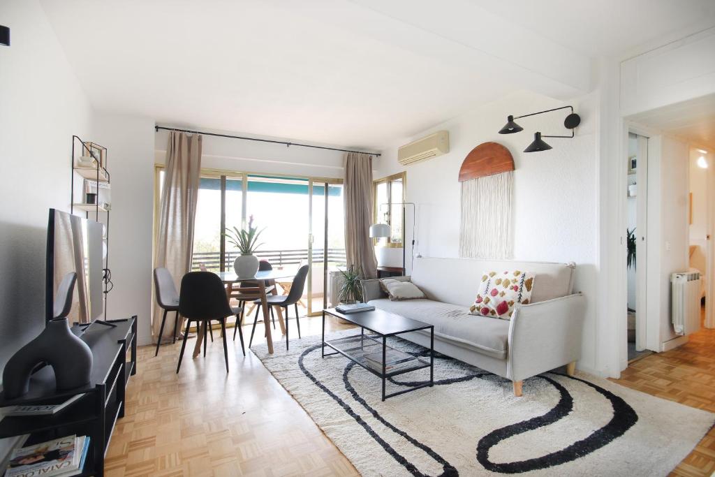 sala de estar con sofá y mesa en Apartamento tres habitaciones en Nou Barris by Alterhome, en Barcelona