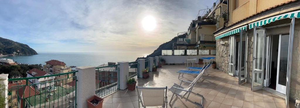 Un balcón con sillas y vistas al océano. en Sunflower terrazza panoramica, en Levanto