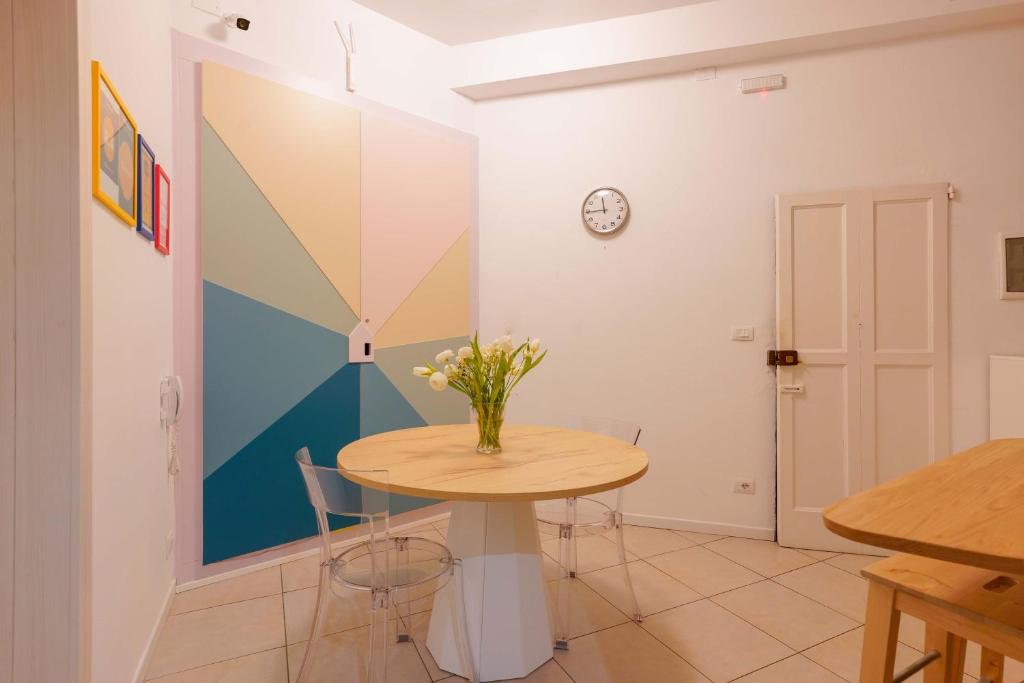 a dining room with a table and chairs at B&B Bentivogli in Bologna