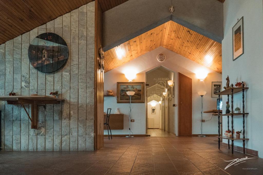 特拉蒙蒂的住宿－Tramonti Green，带有木制天花板的建筑走廊
