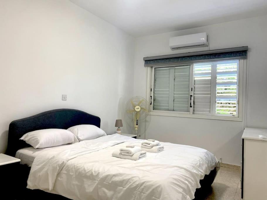- une chambre avec un lit et 2 serviettes dans l'établissement Apartment near University of Cyprus by Platform357, à Nicosie