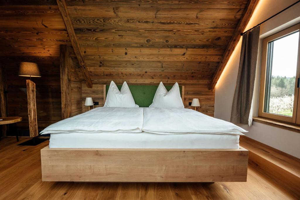 Postel nebo postele na pokoji v ubytování Chalet "Troadkostn" mit finnischer Panoramasauna & Edelstahl Hot Tub