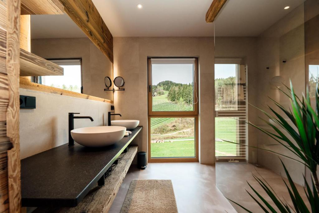 Postel nebo postele na pokoji v ubytování Chalet "Troadkostn" mit finnischer Panoramasauna & Edelstahl Hot Tub