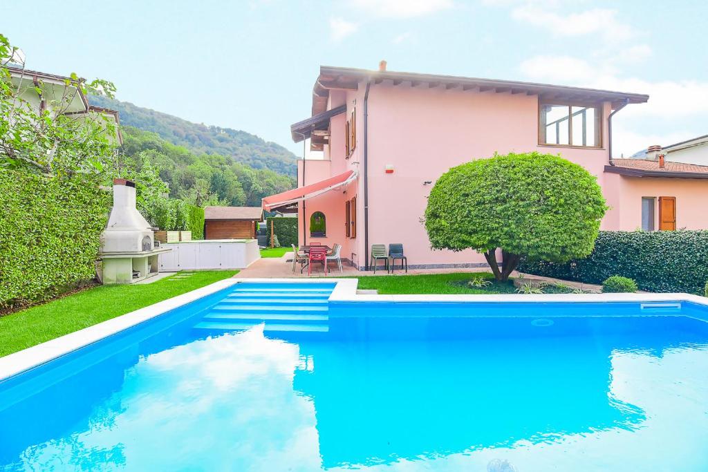 una casa con piscina di fronte a una casa di Jane e Jolie holiday home private swimming pool a Valbrona