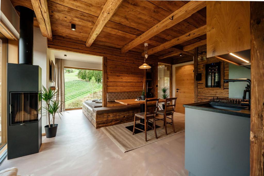 Kuchyň nebo kuchyňský kout v ubytování Chalet "Troadkostn" mit finnischer Panoramasauna & Edelstahl Hot Tub