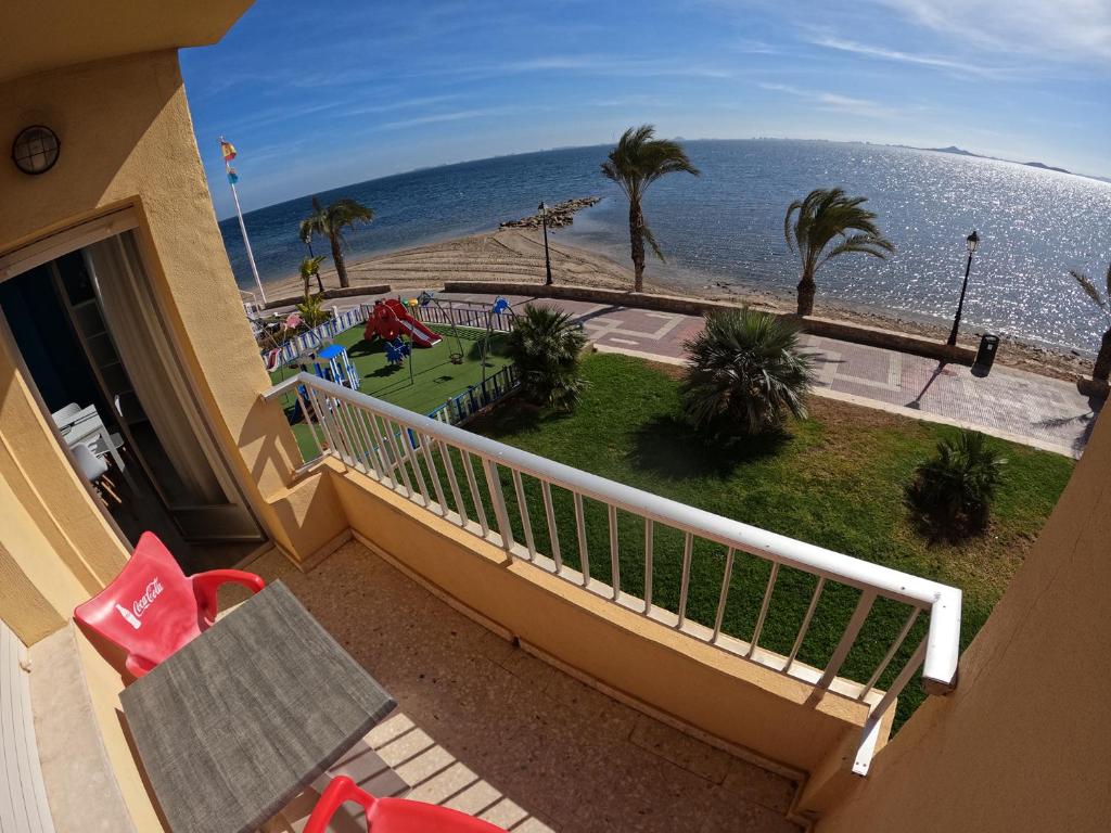 balcón con vistas a la playa y al océano en Apartamentos La Encarnación I, en Los Alcázares