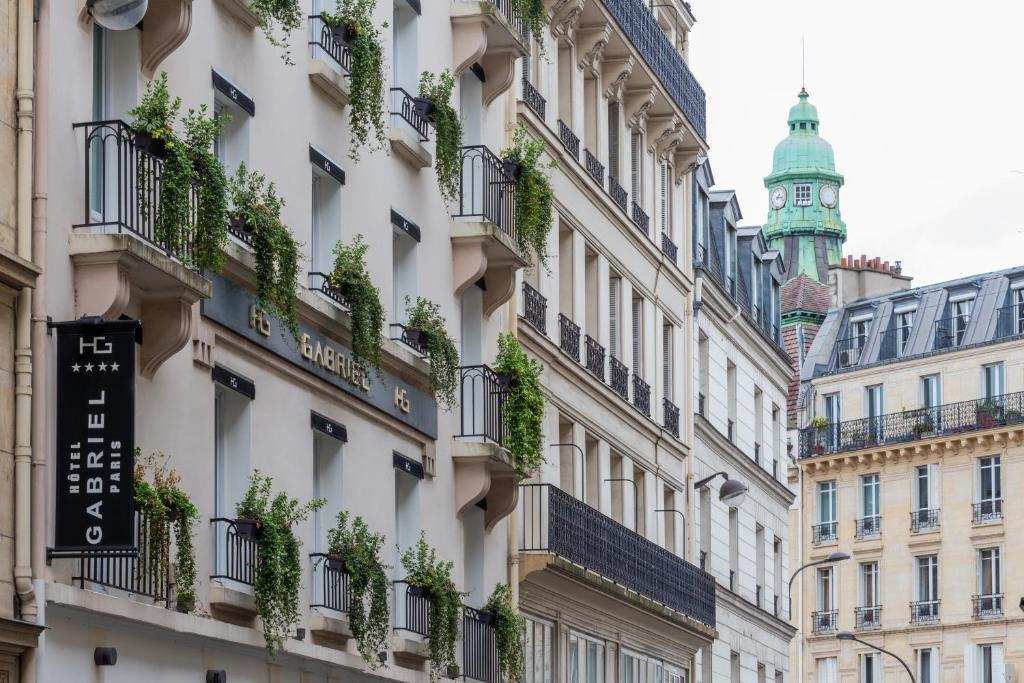 un edificio con plantas a su lado en Hôtel Gabriel Paris en París