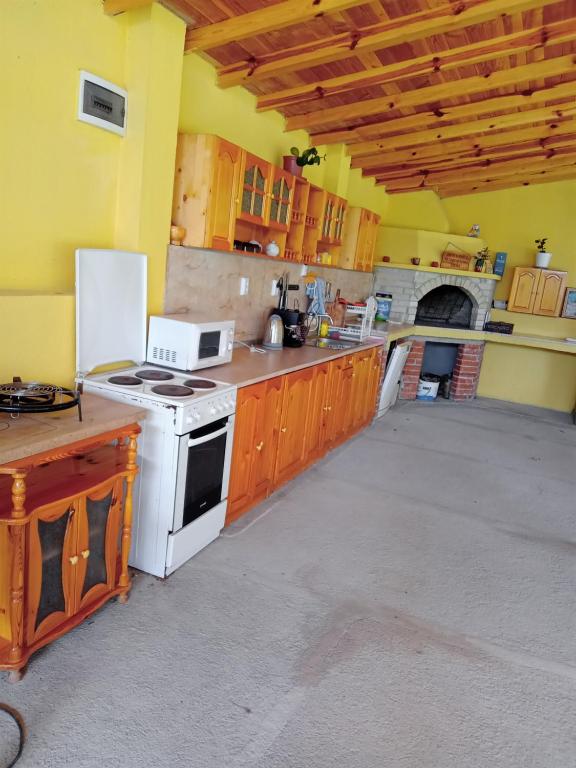 uma cozinha com um fogão e um frigorífico em Вила Сириус em Sinemorets