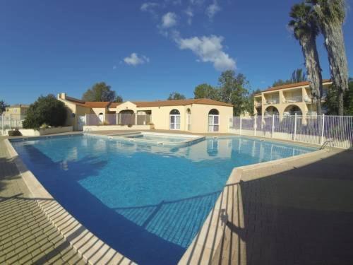 ein großer Pool vor einem Haus in der Unterkunft APPARTEMENT CANET EN ROUSSILLON in Canet-en-Roussillon