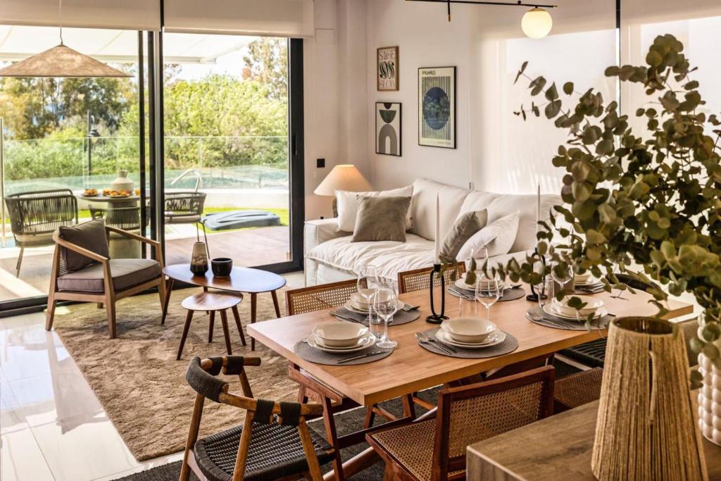een woonkamer met een tafel en een bank bij Luxury Sea View Apartment by United Renters in Villajoyosa