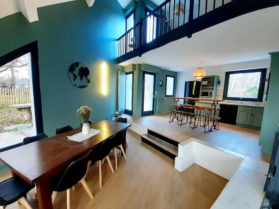 une salle à manger et un salon avec une table et des chaises dans l'établissement Le cottage, 2 à 8 personnes, 14kms de Blois, à Monthou-sur-Bièvre