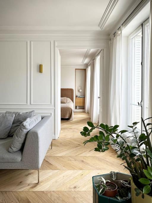 - un salon avec un canapé et une chambre dans l'établissement Luxury apartment - Marais / République, à Paris