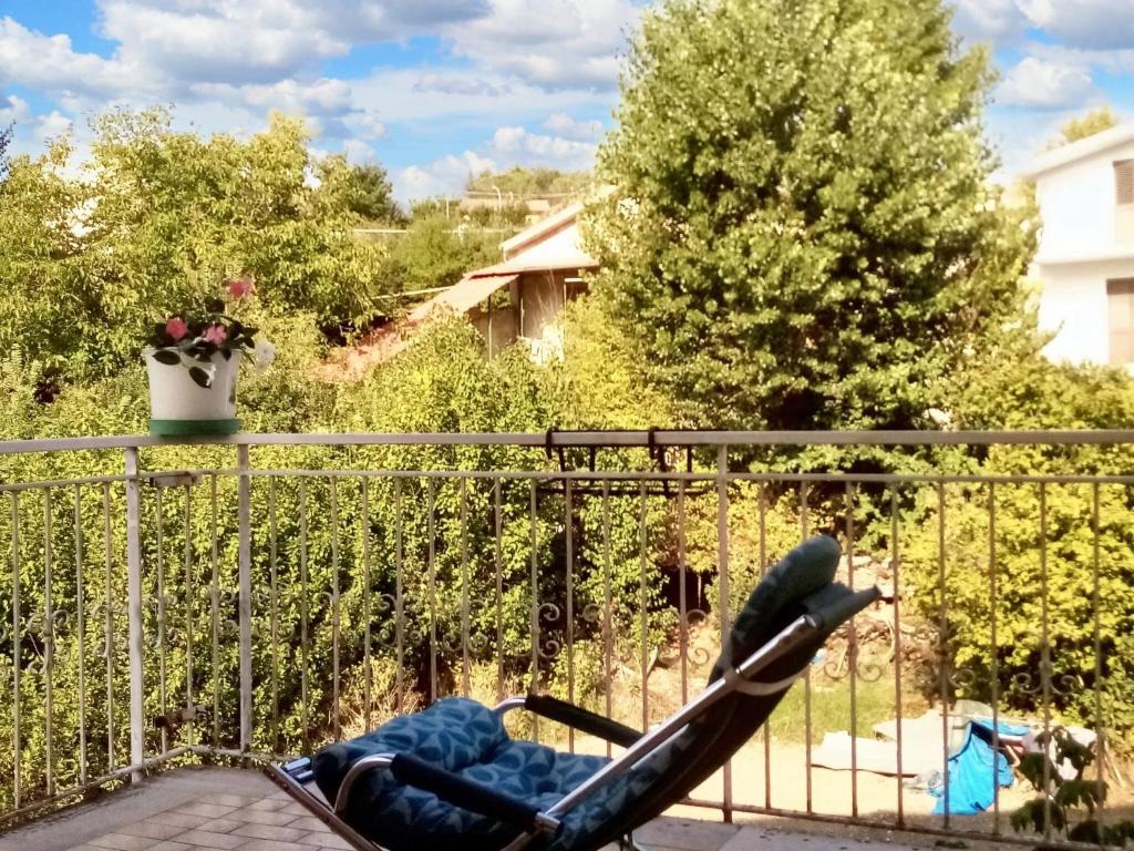 une poussette installée sur un balcon à côté d'une clôture dans l'établissement 4 bedrooms apartement with furnished terrace and wifi at Castel di Ieri, à Castel di Ieri