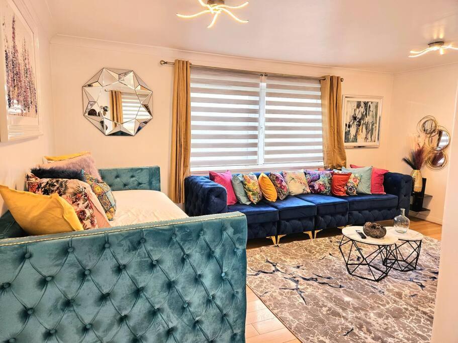 sala de estar con sofá azul y mesa en 3 Bed House with 6 Beds by Sensational Stay en Edimburgo