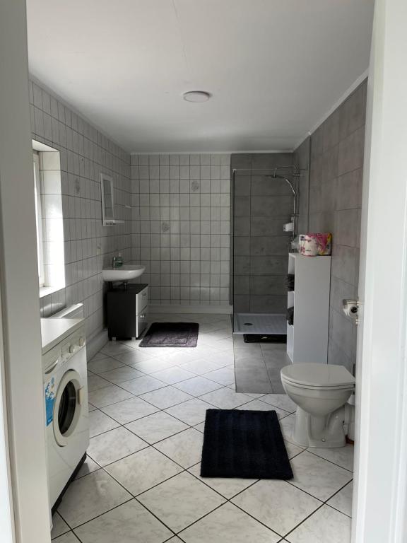 y baño con aseo, ducha y lavamanos. en Monteurewohnung L770 en Stemwede