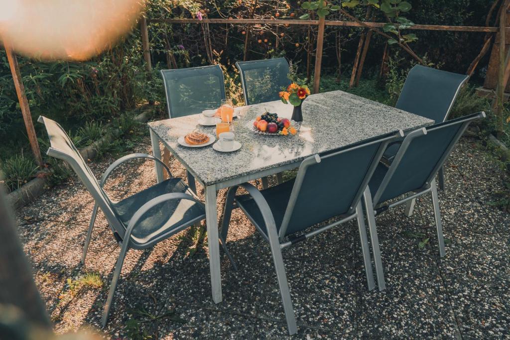 Vonkajšia záhrada v ubytovaní Armonia Altach, 2-6 P, 2 Schlafzimmer, Küche, Parkplatz, Balkon, Wifi, Garten, Stellplatz für Ski