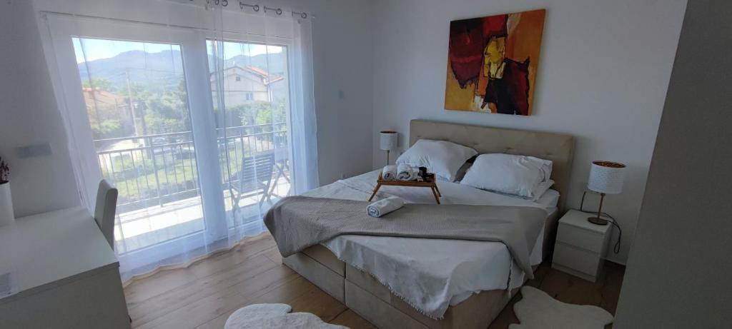 une chambre avec un lit et une grande fenêtre dans l'établissement Smart home Sébastien, à Kastav