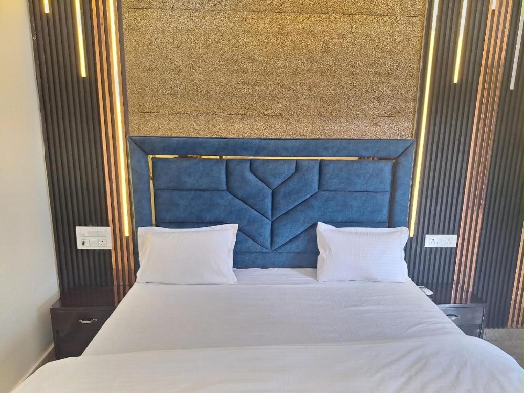 מיטה או מיטות בחדר ב-Shivraat Hotel Rishikesh