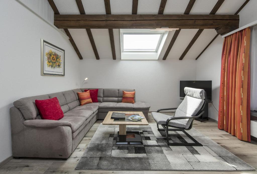 una sala de estar con un sofá y una mesa en Bella Vista, en Wildhaus