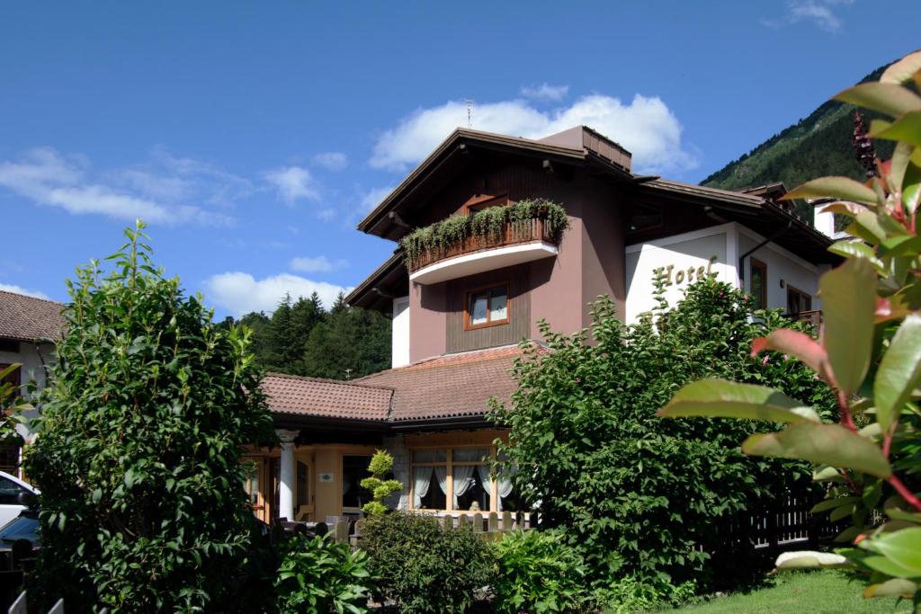 une maison avec un balcon au-dessus dans l'établissement Hotel Belfiore, à Monclassico