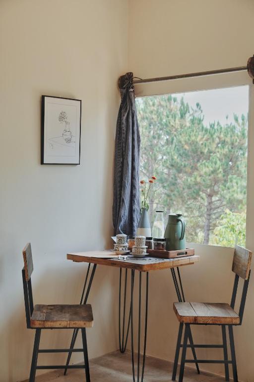 Nhà Đậu Homestay Măng Đen - King Room Met Uitzicht Op De Bergen