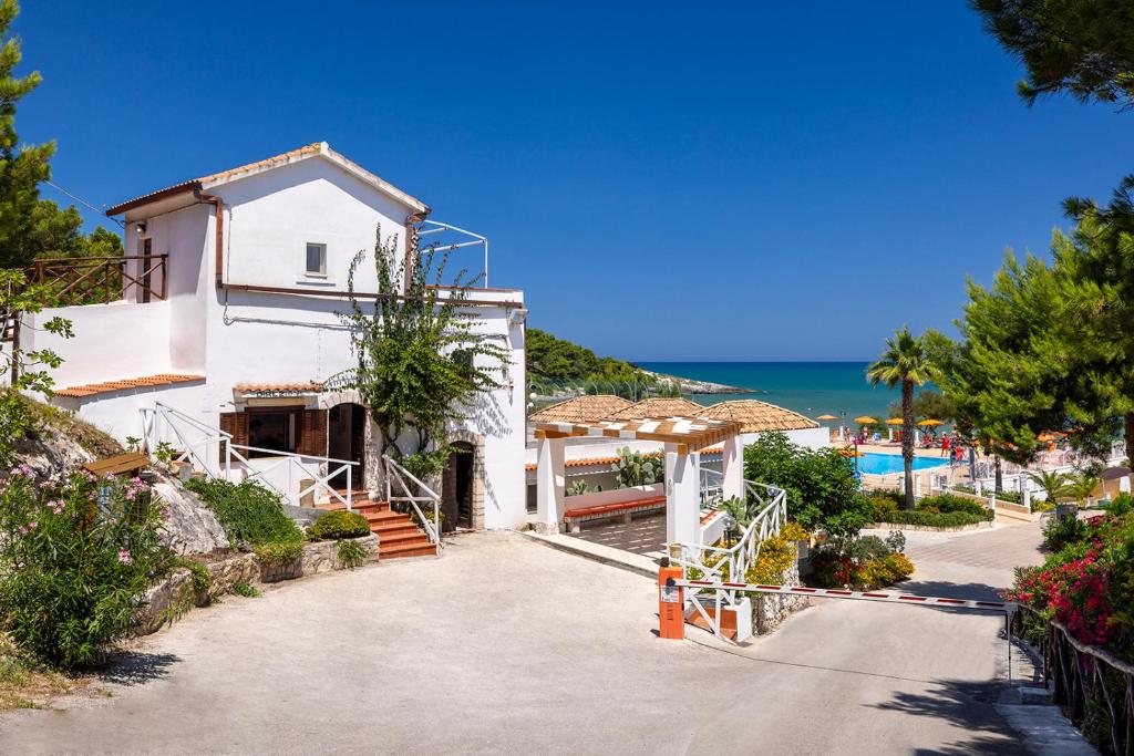 Cette maison blanche offre une vue sur l'océan. dans l'établissement Crovatico Club Vacanze, à Vieste